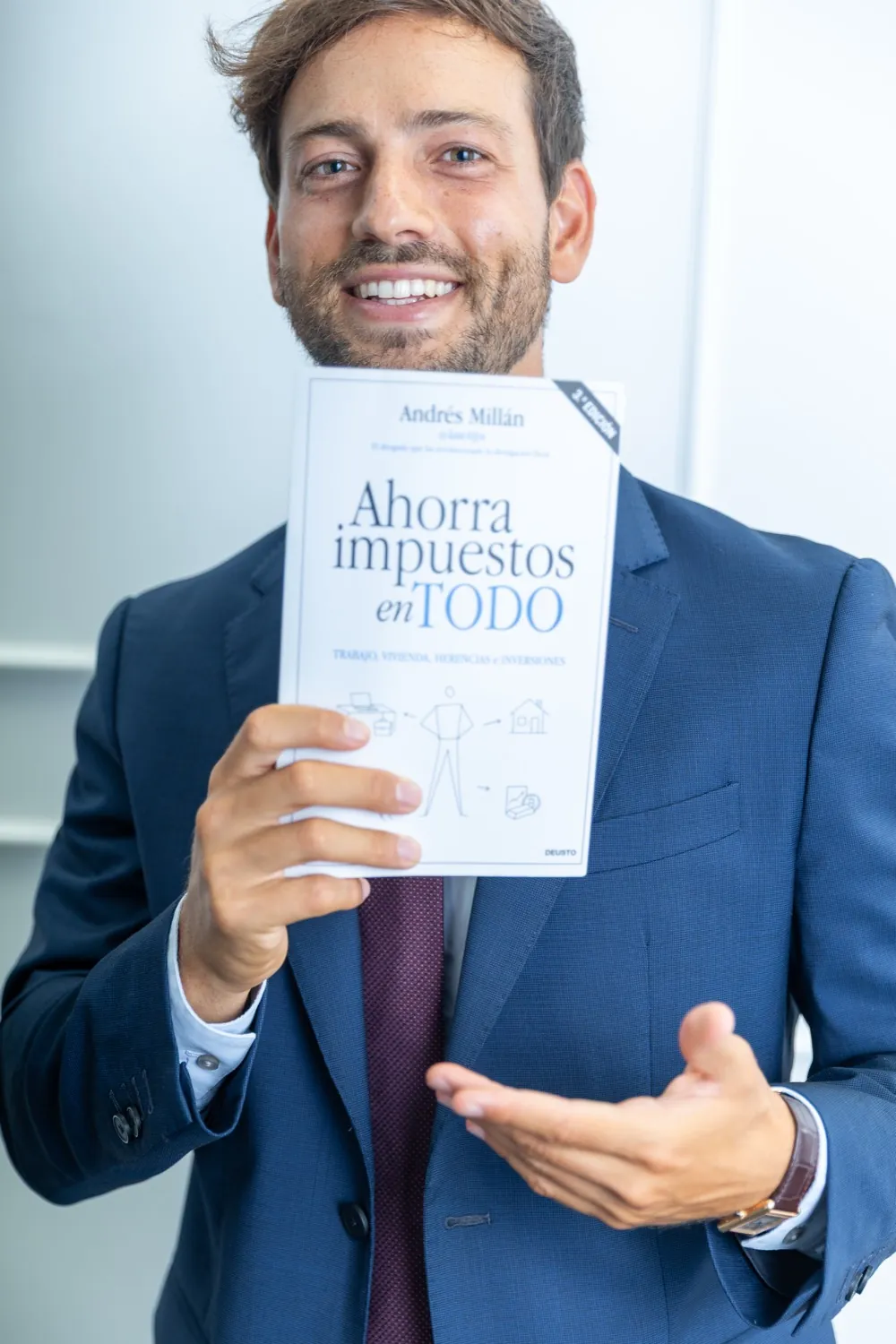 Andrés Millán con su libro Ahorra impuestos en TODO.
